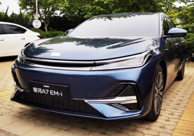 В Китае 19 июня дебютирует Geely Galaxy A7 EM-i с новой гибридной системой Leishen EM-i и запасом хода 2100 км