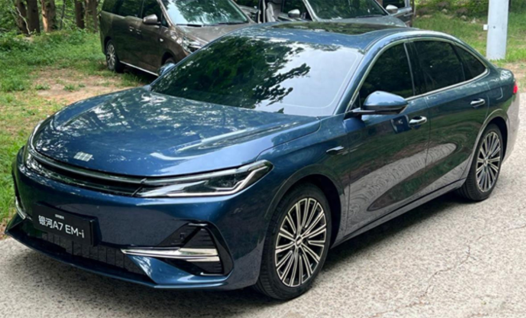 В Китае 19 июня дебютирует Geely Galaxy A7 EM-i с новой гибридной системой Leishen EM-i и запасом хода 2100 км