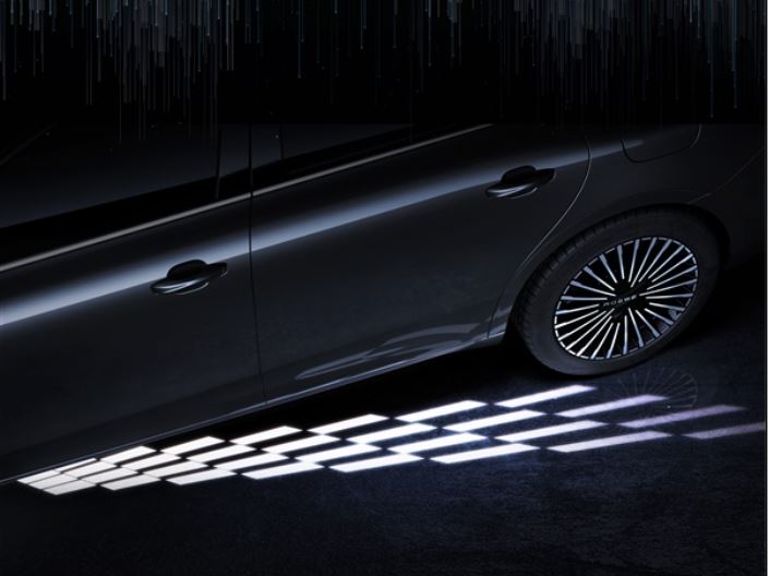 В Китае рассекретили седан Roewe M7 DMH, разработанный бывшим главой дизайна Rolls-Royce