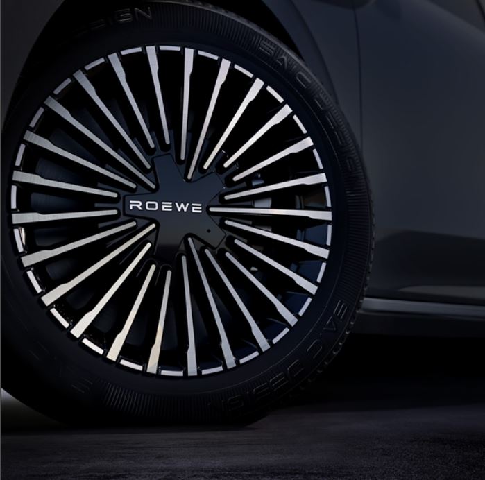 В Китае рассекретили седан Roewe M7 DMH, разработанный бывшим главой дизайна Rolls-Royce