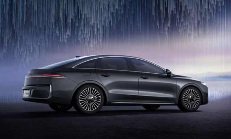 В Китае рассекретили седан Roewe M7 DMH, разработанный бывшим главой дизайна Rolls-Royce