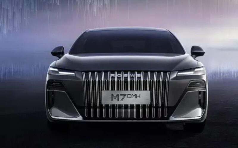В Китае рассекретили седан Roewe M7 DMH, разработанный бывшим главой дизайна Rolls-Royce
