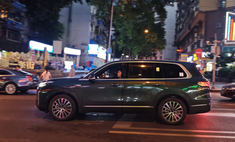 В Китае представили шестиместный внедорожник Geely с запасом хода 1500 км