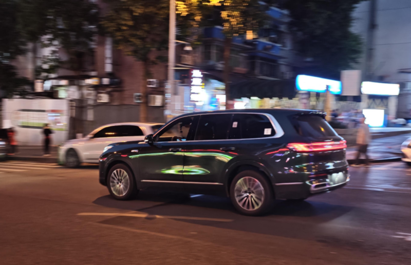 В Китае представили шестиместный внедорожник Geely с запасом хода 1500 км