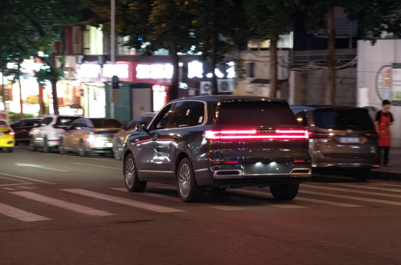 В Китае представили шестиместный внедорожник Geely с запасом хода 1500 км