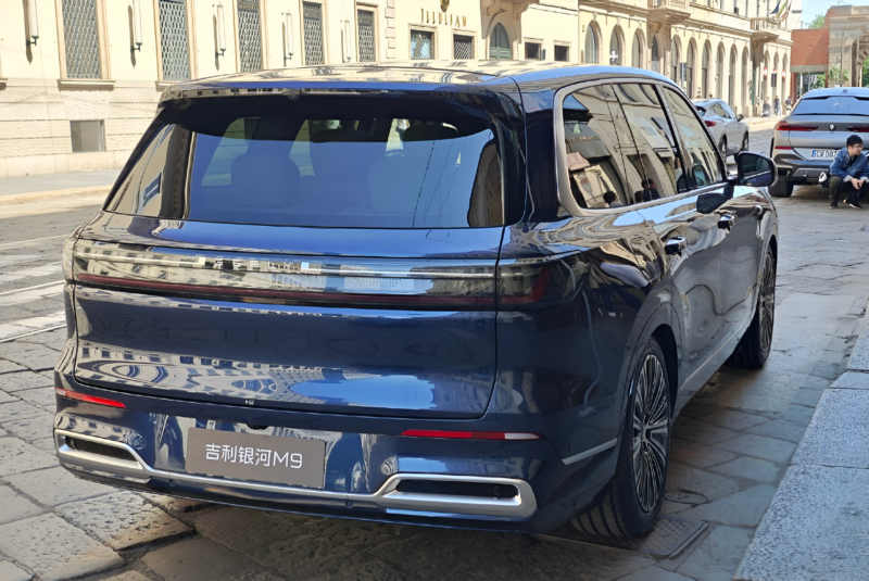 В Китае представили шестиместный внедорожник Geely с запасом хода 1500 км