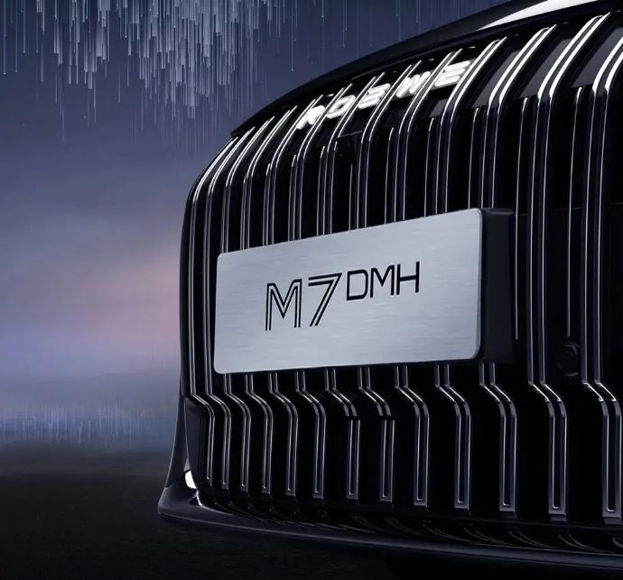 В Китае рассекретили седан Roewe M7 DMH, разработанный бывшим главой дизайна Rolls-Royce