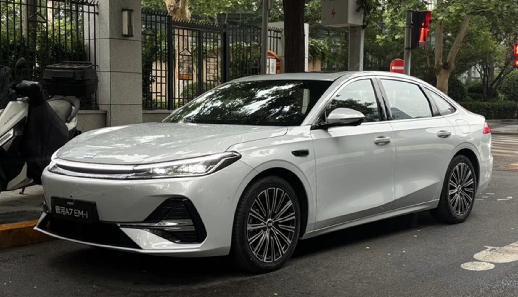 В Китае 19 июня дебютирует Geely Galaxy A7 EM-i с новой гибридной системой Leishen EM-i и запасом хода 2100 км