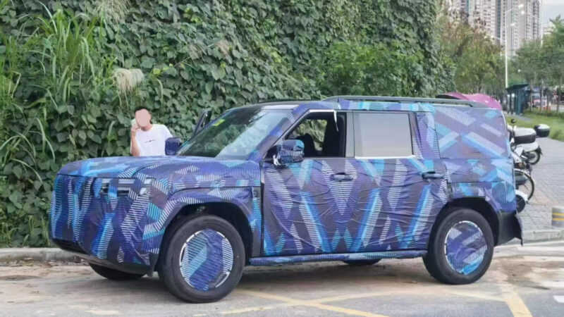 В Китае компания BYD поделилась тизером нового внедорожника Fang Cheng Bao Tai 7 SUV