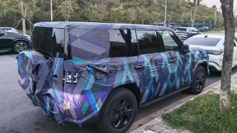 В Китае компания BYD поделилась тизером нового внедорожника Fang Cheng Bao Tai 7 SUV