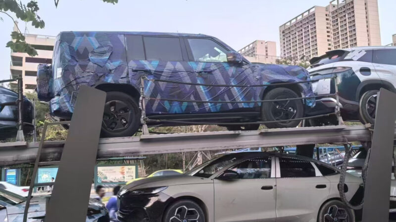 В Китае компания BYD поделилась тизером нового внедорожника Fang Cheng Bao Tai 7 SUV