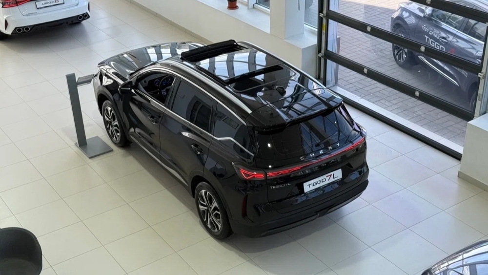 Chery Tiggo 7L у дилера в автосалоне сбоку сверху сзади новый купить