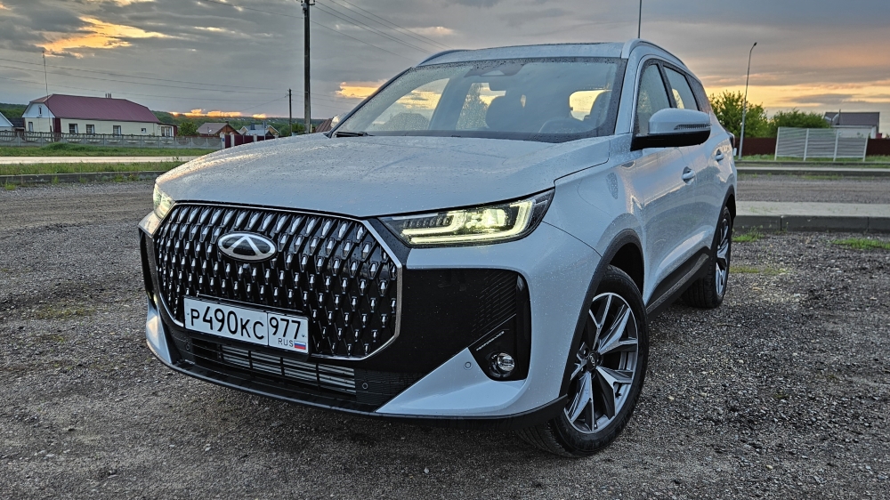 Chery Tiggo 7L сбоку спереди тест
