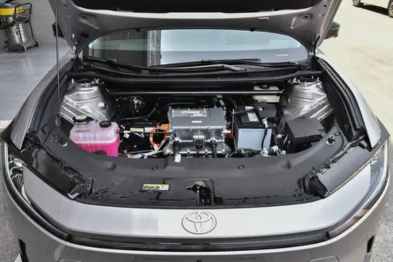 В Китае стартовали продажи электрического купе-кроссовера Toyota bZ5 с батареей BYD Blade по цене от 18 000 долларов США