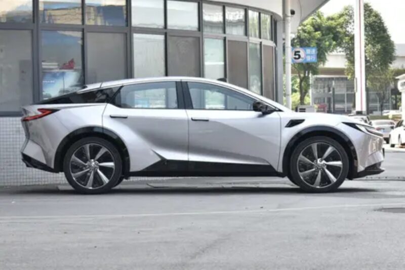 В Китае стартовали продажи электрического купе-кроссовера Toyota bZ5 с батареей BYD Blade по цене от 18 000 долларов США