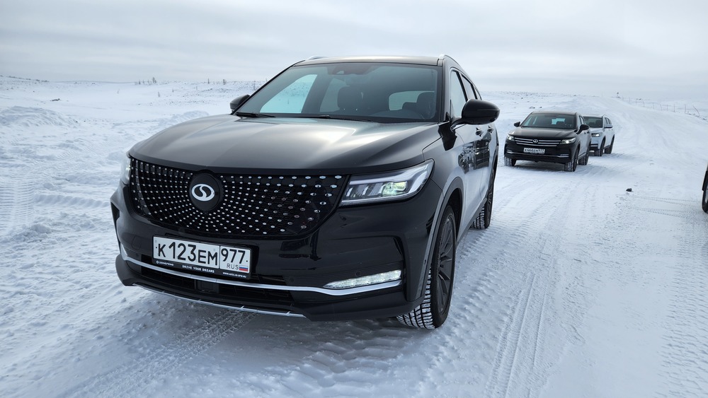 DFSK ix7 сбоку спереди