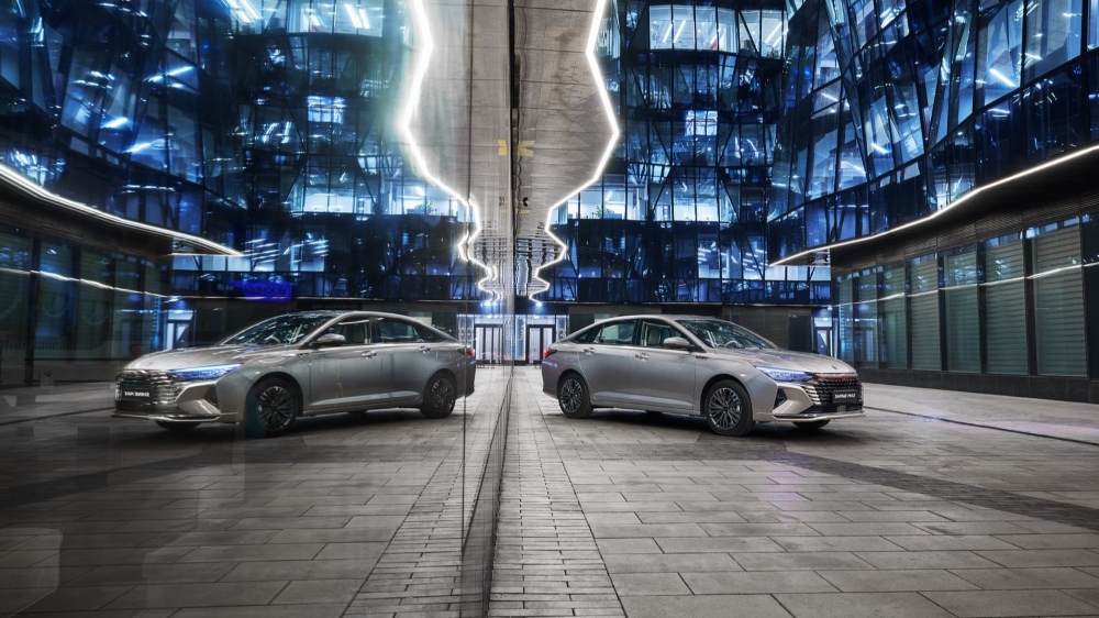 Седан Dongfeng Aeolus Shine Max спереди сбоку зеркало