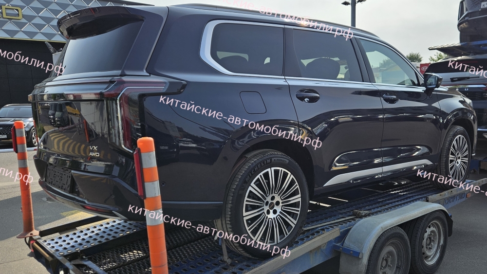 Гибридный кроссовер Exeed VX PHEV сбоку сзади в России у дилерского центра