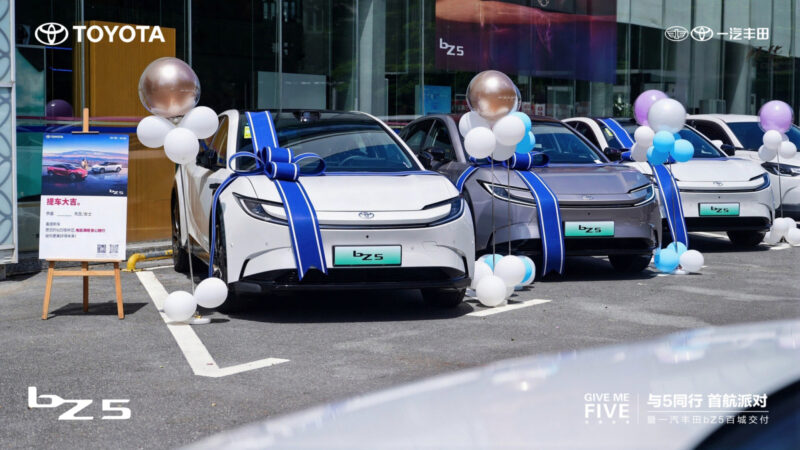 В Китае стартовали поставки купе-кроссовера Toyota bZ5 с батареей BYD