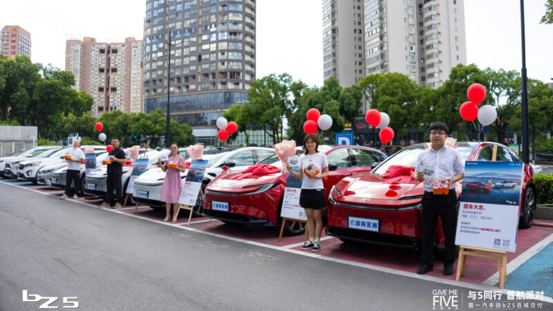 В Китае стартовали поставки купе-кроссовера Toyota bZ5 с батареей BYD