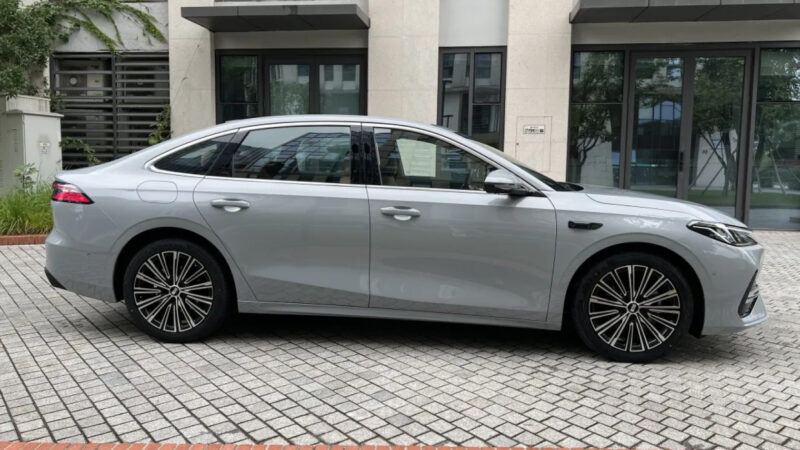 В Китае седан Geely Galaxy A7 PHEV появился у дилеров до официального запуска