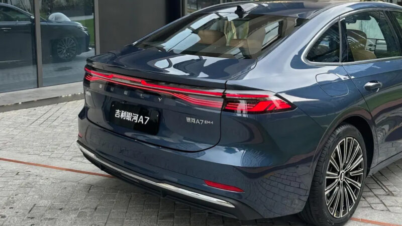 В Китае седан Geely Galaxy A7 PHEV появился у дилеров до официального запуска