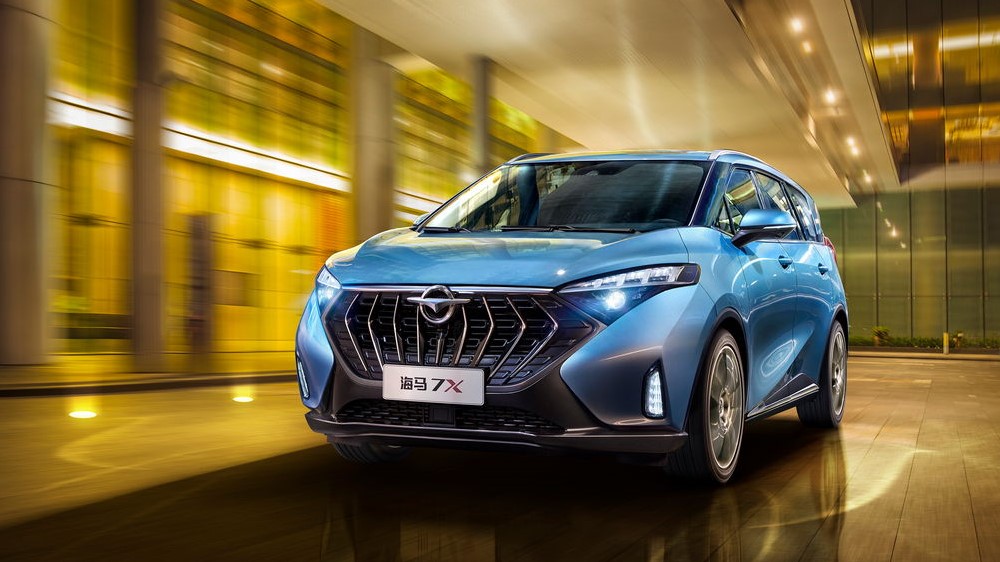 минивэн Haima 7X спереди сбоку в динамике