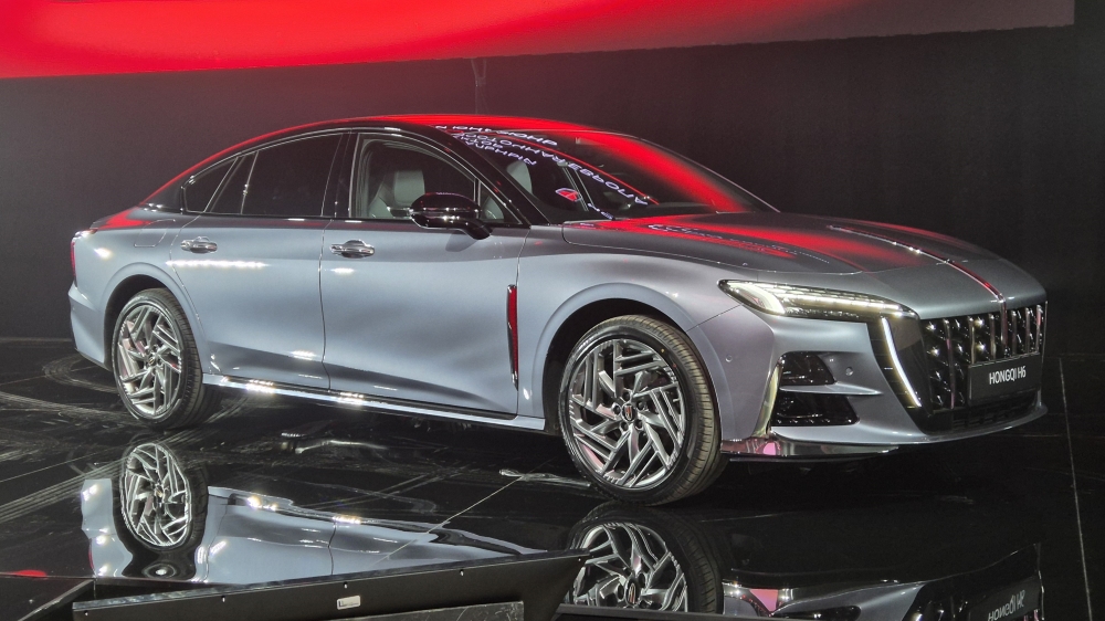 Liftback Hongqi H6 на стороне передней презентации в России