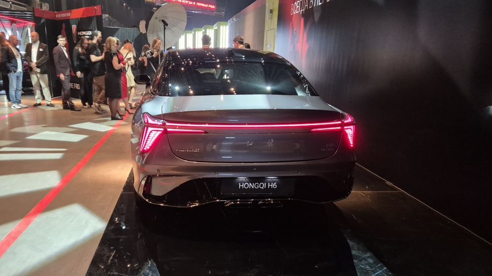 Лифтбек Hongqi H6 в России сзади презентация
