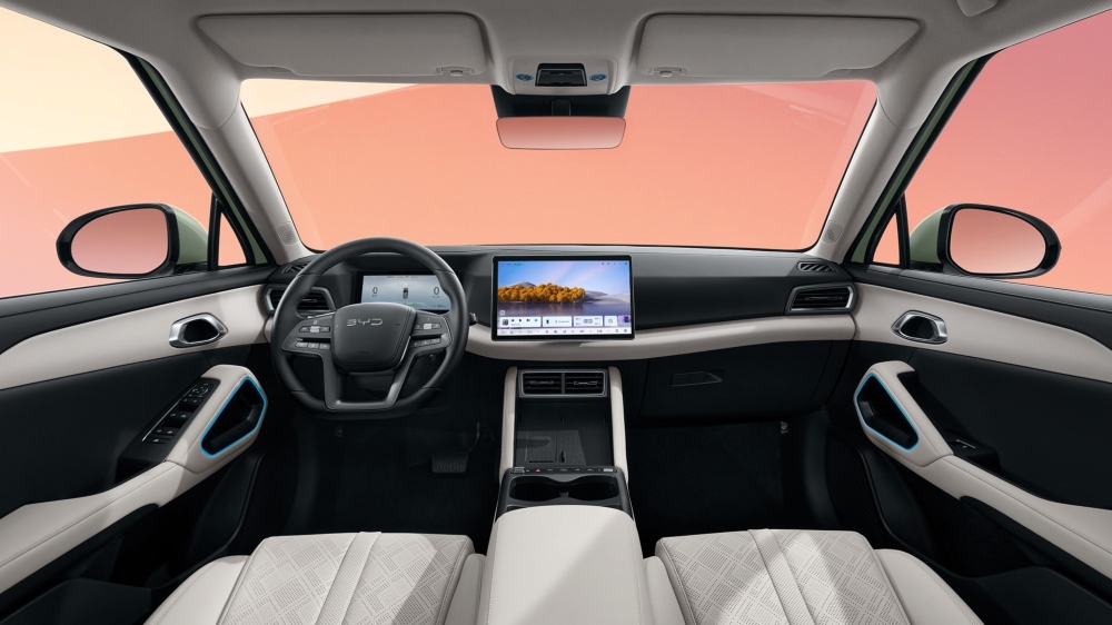 салон кроссовера byd yuan up белый