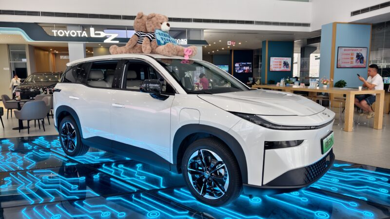 В Китае заявление главы Toyota о том, что "один электромобиль загрязняет окружающую среду как три гибридных автомобиля", встретило научную критику