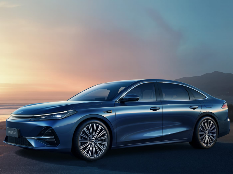 В Китае представлен Geely Galaxy A7 EM-i PHEV - гибридный автомобиль, который может появиться на рынке в четвертом квартале.