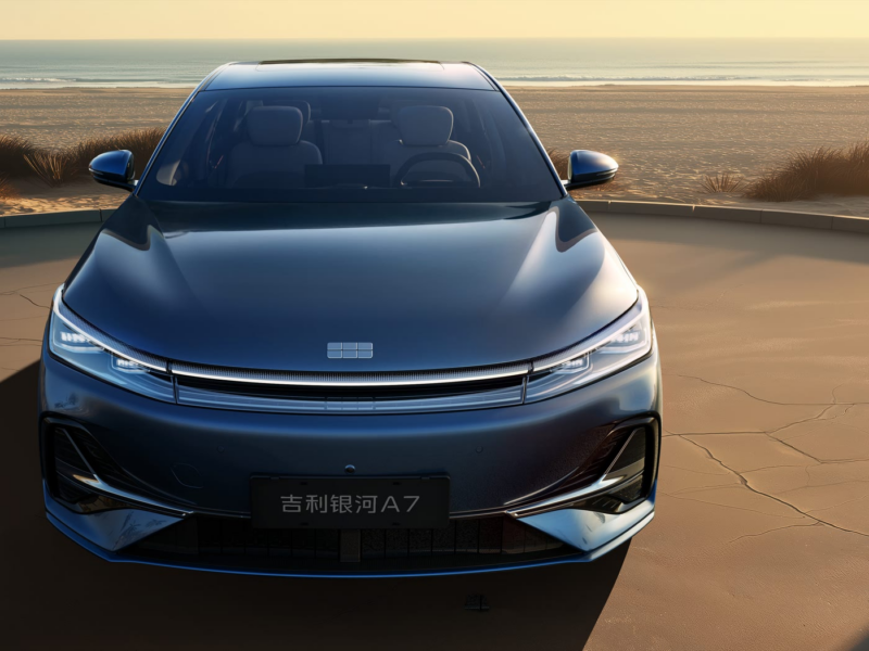 В Китае представлен Geely Galaxy A7 EM-i PHEV - гибридный автомобиль, который может появиться на рынке в четвертом квартале.