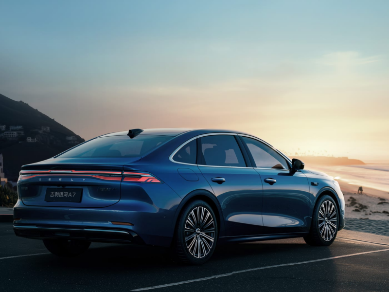 В Китае представлен Geely Galaxy A7 EM-i PHEV - гибридный автомобиль, который может появиться на рынке в четвертом квартале.