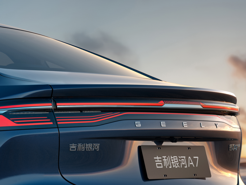 В Китае представлен Geely Galaxy A7 EM-i PHEV - гибридный автомобиль, который может появиться на рынке в четвертом квартале.