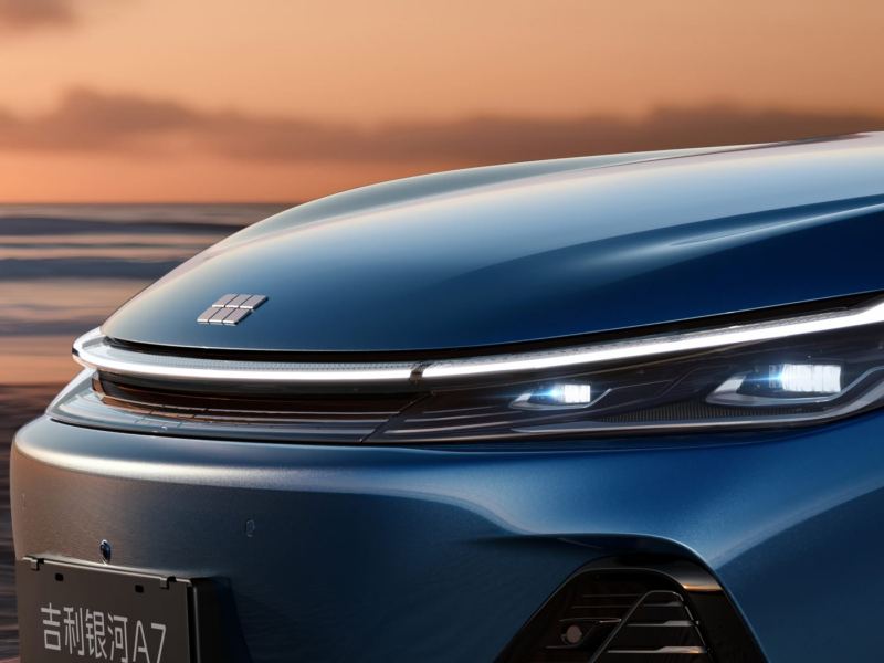 В Китае представлен Geely Galaxy A7 EM-i PHEV - гибридный автомобиль, который может появиться на рынке в четвертом квартале.