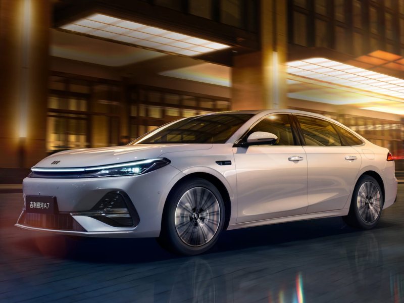 В Китае представлен Geely Galaxy A7 EM-i PHEV - гибридный автомобиль, который может появиться на рынке в четвертом квартале.
