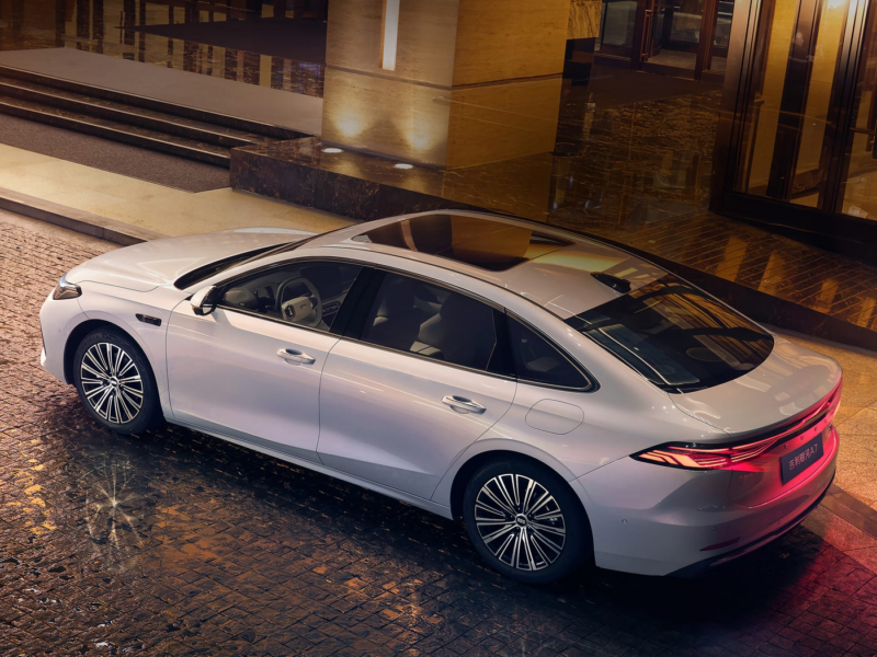 В Китае представлен Geely Galaxy A7 EM-i PHEV - гибридный автомобиль, который может появиться на рынке в четвертом квартале.