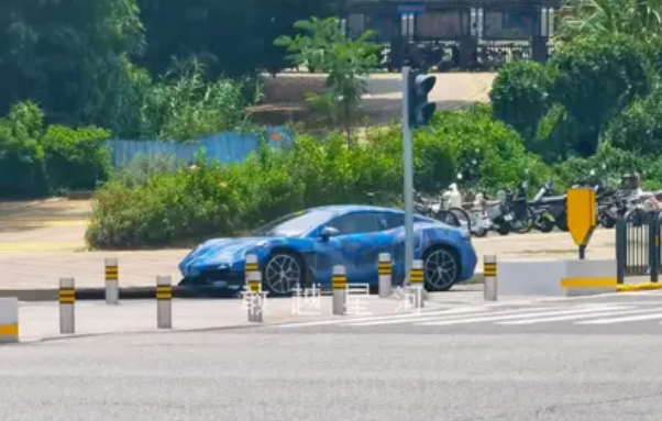 В Китае замечена серийная версия Denza Z с дизайном в стиле Porsche 911