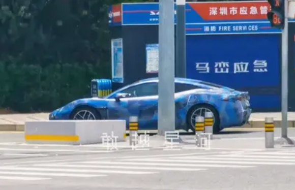 В Китае замечена серийная версия Denza Z с дизайном в стиле Porsche 911