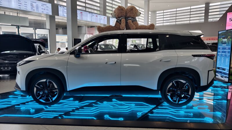 В Китае представили электрокроссовер Aion V с улучшениями от Toyota
