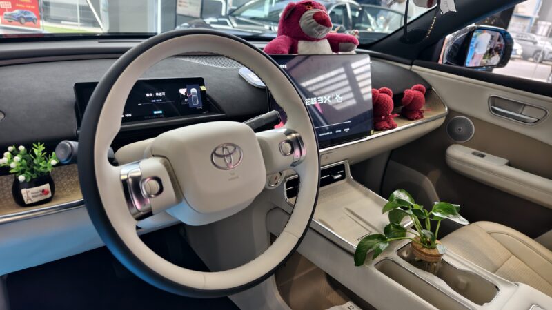 В Китае представили электрокроссовер Aion V с улучшениями от Toyota