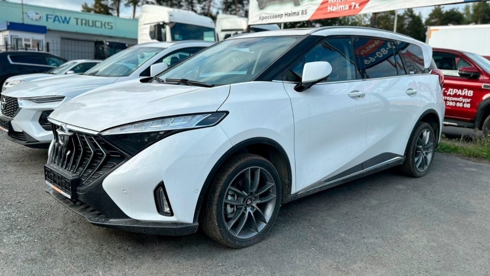 Минивэн Haima 7X у ДЦ «Грузомолл» в городе Березовский Свердловской области сбоку спереди
