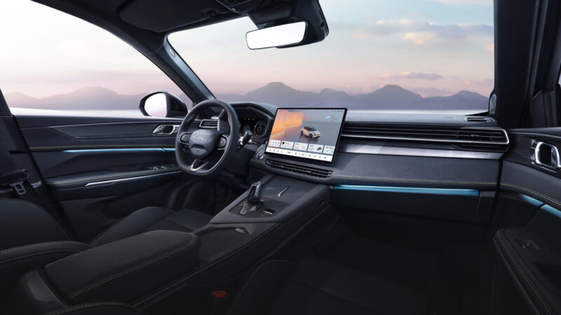 В Китае стартовали продажи компактного кроссовера Lynk & Co 01 2025 года с скидкой 4 320 долларов США
