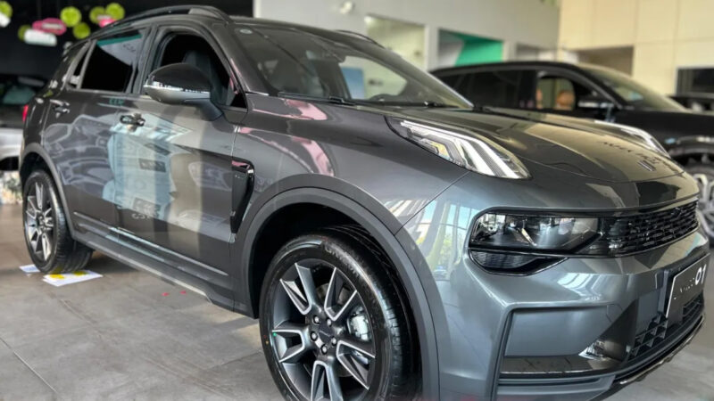 В Китае появился в дилерских центрах обновленный кроссовер Lynk & Co 01 перед началом продаж