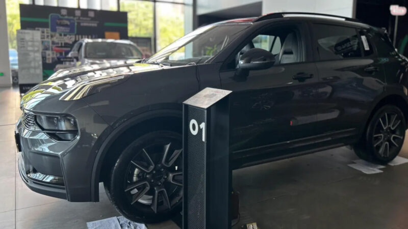 В Китае появился в дилерских центрах обновленный кроссовер Lynk & Co 01 перед началом продаж