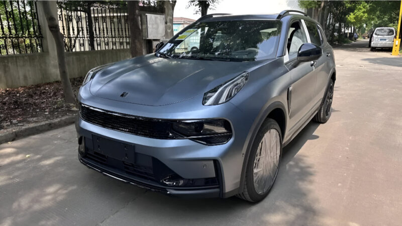В Китае появился в дилерских центрах обновленный кроссовер Lynk & Co 01 перед началом продаж