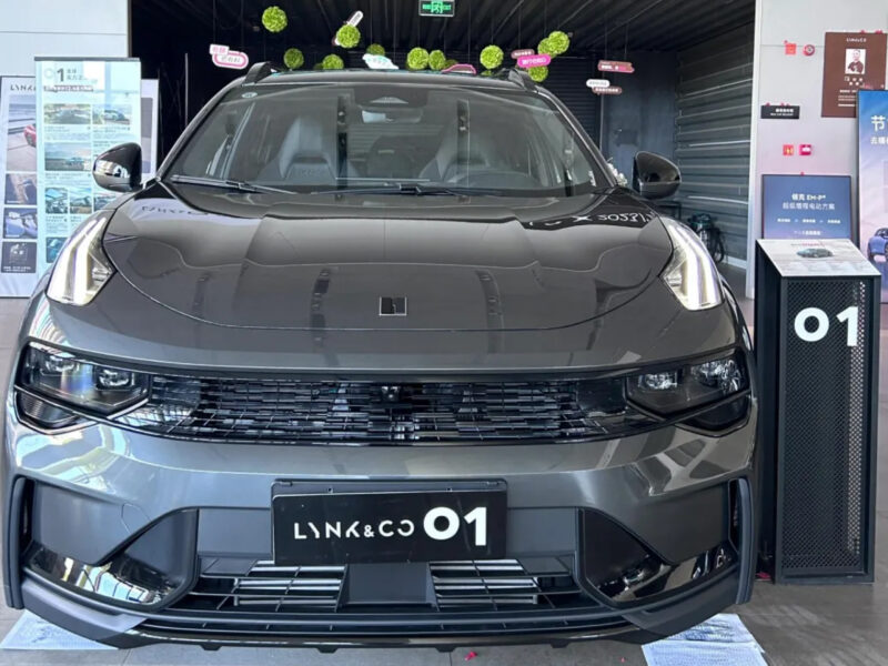 В Китае появился в дилерских центрах обновленный кроссовер Lynk & Co 01 перед началом продаж