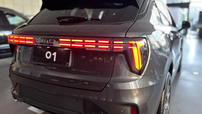В Китае появился в дилерских центрах обновленный кроссовер Lynk & Co 01 перед началом продаж