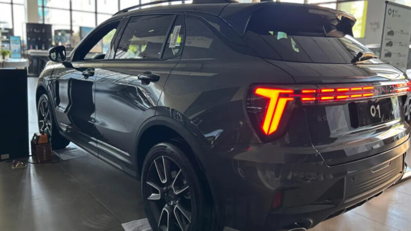 В Китае появился в дилерских центрах обновленный кроссовер Lynk & Co 01 перед началом продаж